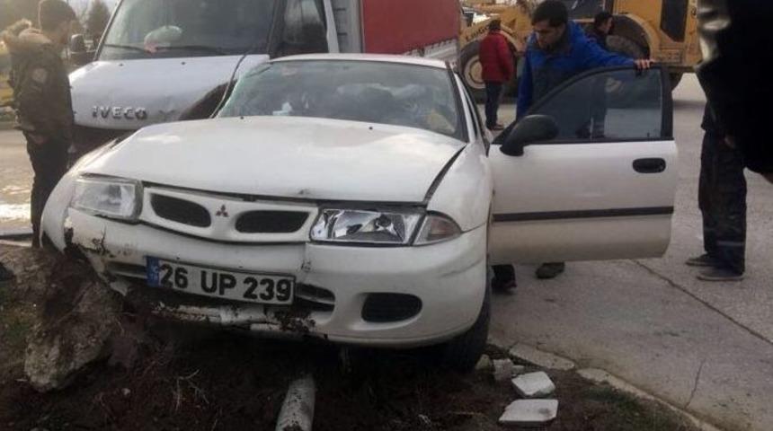 Kamyonet İle Otomobil &Ccedil;arpıştı: 1&rsquo;i Ağır 4 Yaralı
