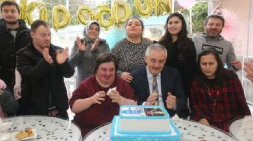 Eser&rsquo;in &Ouml;zel &Ouml;ğrencilerine &Ouml;zel Kutlama