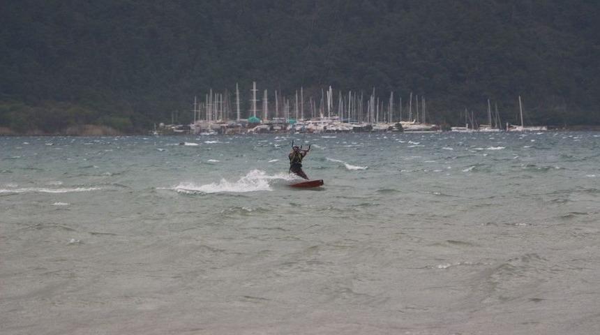 Şiddetli Lodos S&ouml;rf&ccedil;&uuml;lerin İşine Yaradı