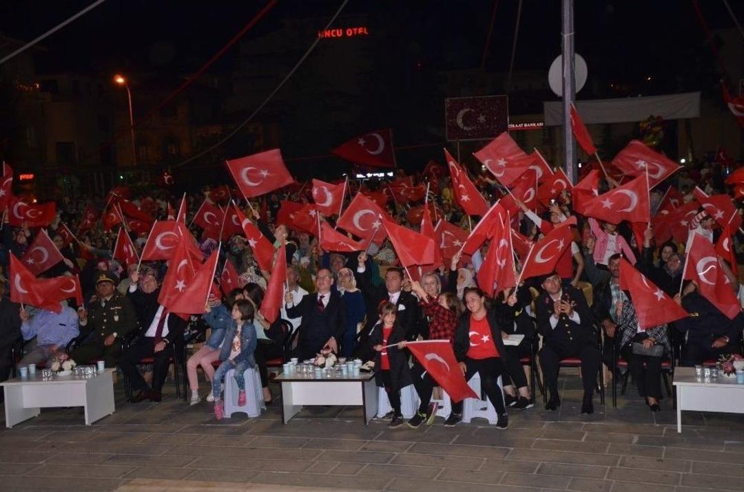 Boz&uuml;y&uuml;k&rsquo;te Cumhuriyet Meydanını Dolduran Binlerce Boz&uuml;y&uuml;kl&uuml; &ldquo;unutmadık, Unutturmayacağız&rdquo; Mesajı Verdi