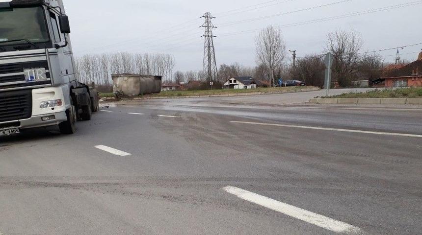 Akyazı&rsquo;da Peynir Suyu Y&uuml;kl&uuml; Tanker Devrildi