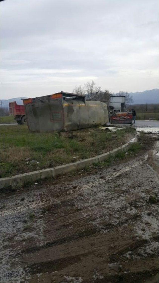 Akyazı’da Peynir Suyu Yüklü Tanker Devrildi