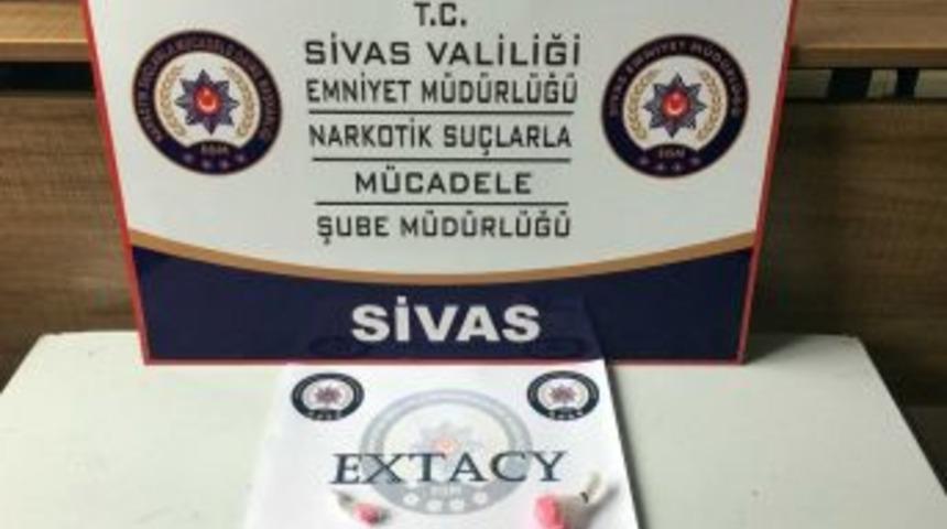 Uyuşturucu Operasyonunda 1&rsquo;i &Ccedil;ocuk 3 G&ouml;zaltı