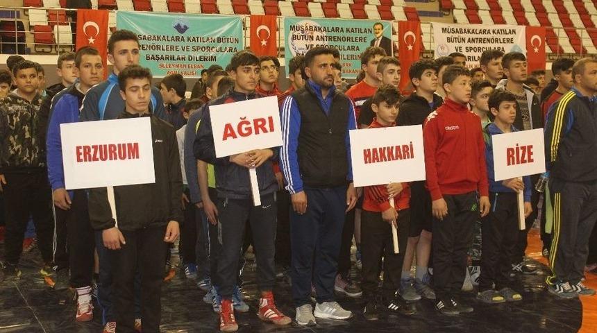 Ağrı’da 210 Güreşçi Mindere Çıktı