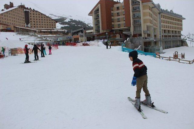 Palandöken’de Rüzgara Rağmen Kayak Keyfi