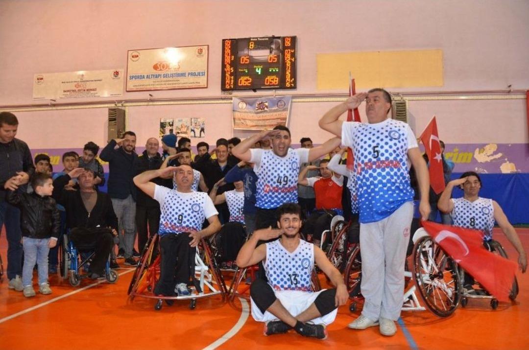 Mehmet&ccedil;ik İ&ccedil;in Y&uuml;reğini Ortaya Koyan Tekerlekli Basket&ccedil;iler, Ma&ccedil;ı Afrin Kahramanlarına Armağan Etti