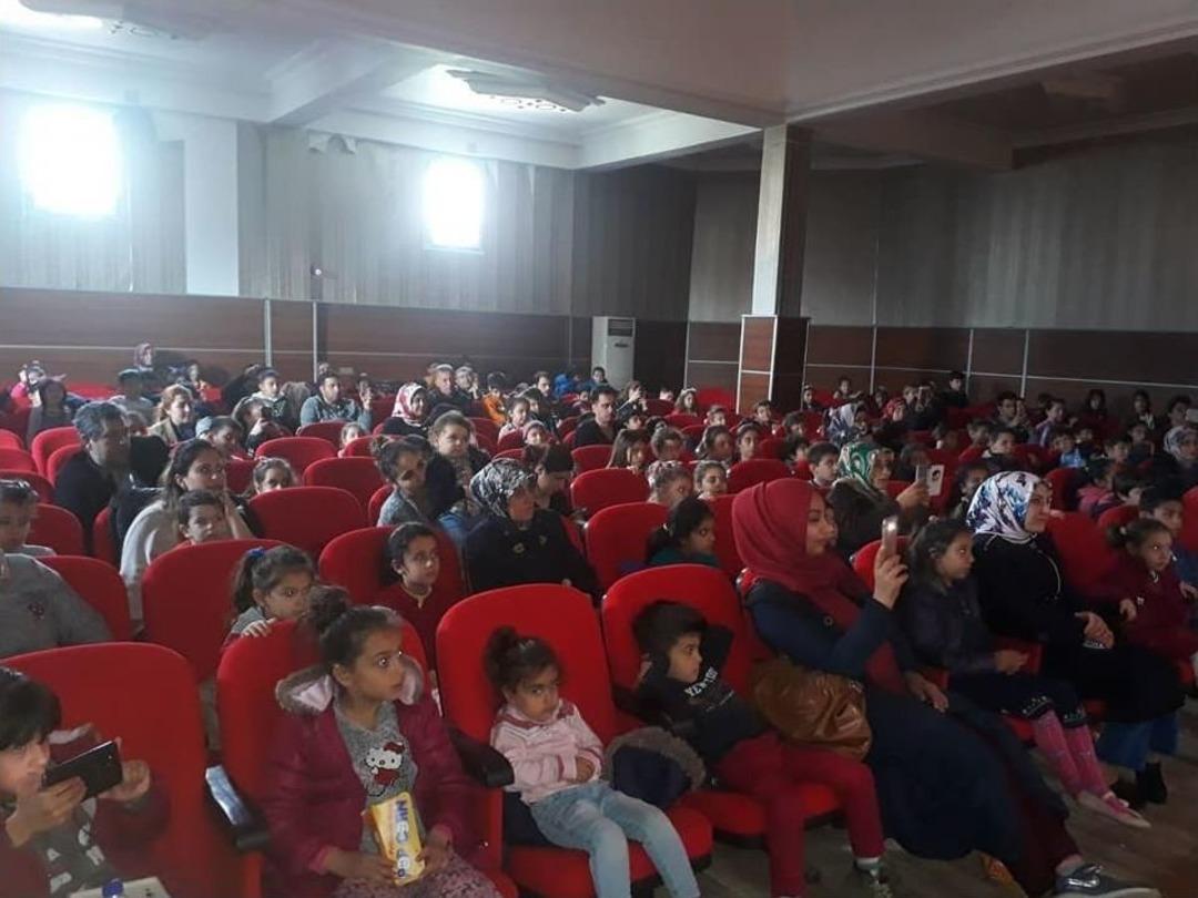 Avrika Sirk Ekibinden &Ccedil;ocuklara G&ouml;steri