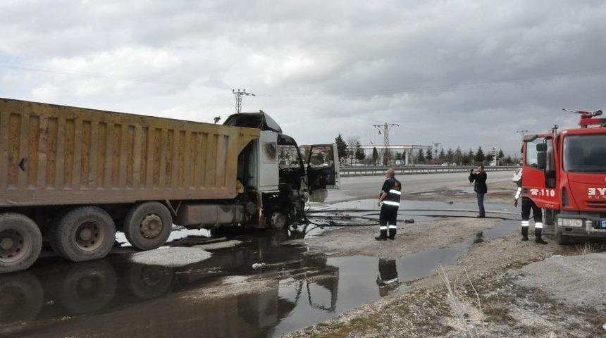 Hareket Halindeki Damperli Kamyon Yandı