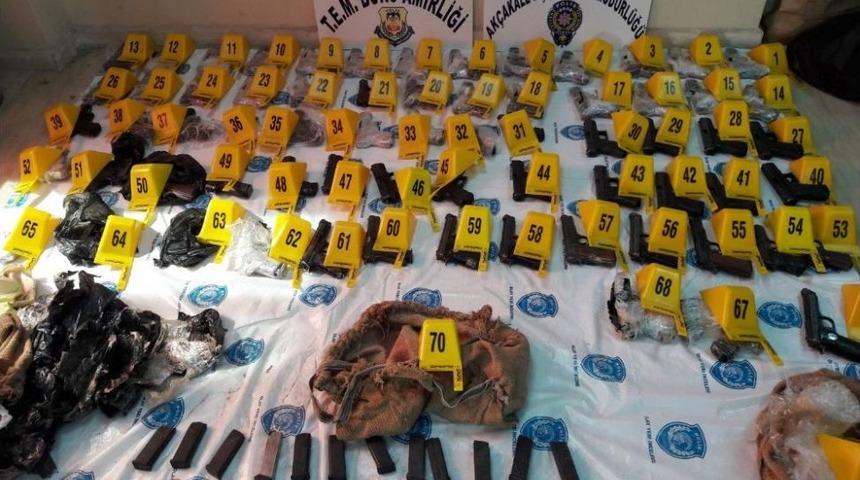 Suriye&rsquo;den Getirilen 69 Tabanca Ele Ge&ccedil;irildi