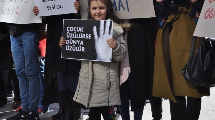 Ak Parti Tepebaşı Gen&ccedil;lik Kolları Y&ouml;netici Ve &Uuml;yeleri &Ccedil;ocuk İstismarına &lsquo;dur&rsquo; Dedi