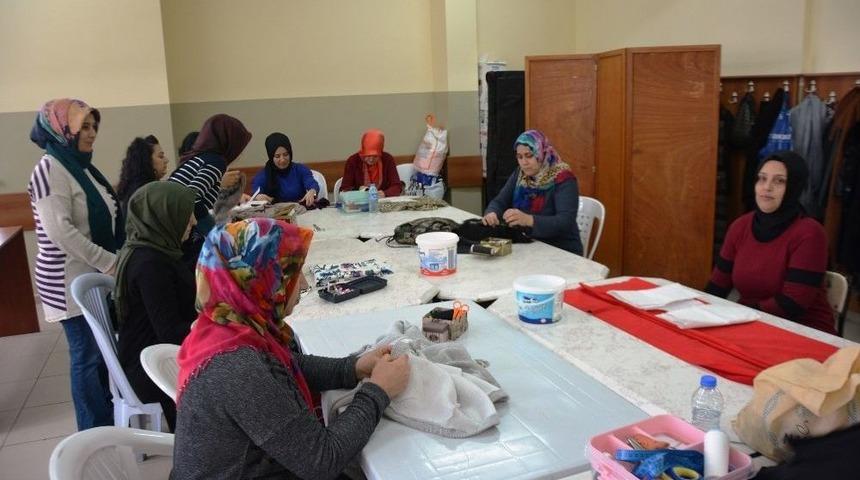 İzmek Kursiyerlerini Meslek Sahibi Yapıyor