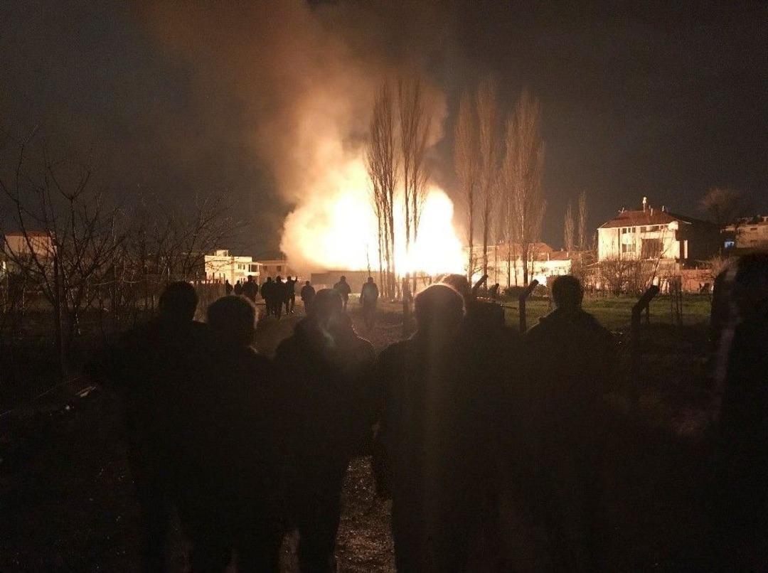 Bursa&rsquo;da Kereste Fabrikası Ve Yanındaki Ev Alev Alev Yandı