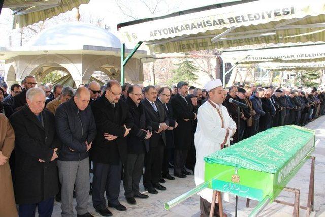 Eski Anayasa Mahkemesi Üyesi Ahmet Akyalçın Toprağa Verildi