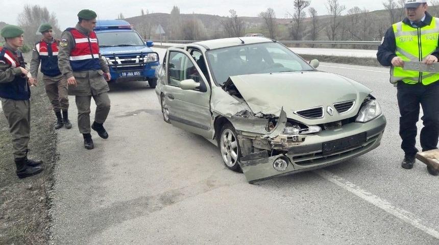 Otomobil Bariyerlere &Ccedil;arptı: 4 Yaralı