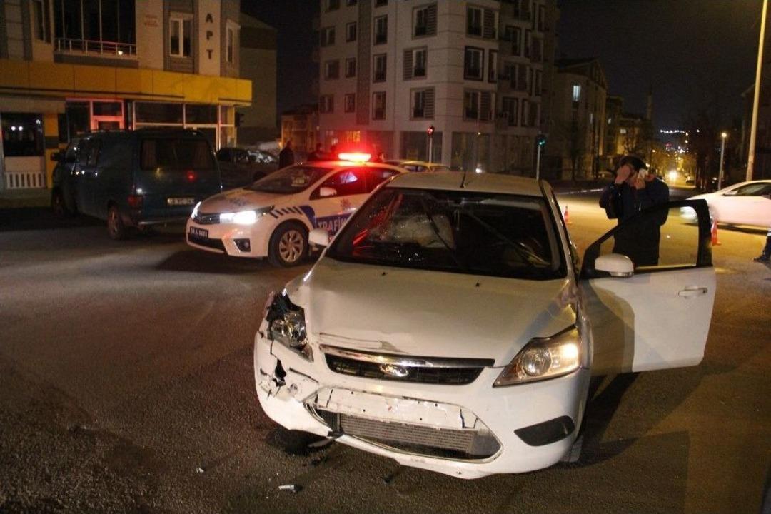 Polisi G&ouml;r&uuml;nce Aracını Bırakıp Ka&ccedil;tı