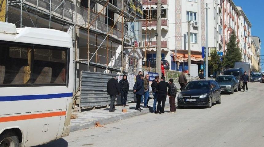 Freni Patlayan Otomobil Park Halindeki Ara&ccedil;lara &Ccedil;arptı