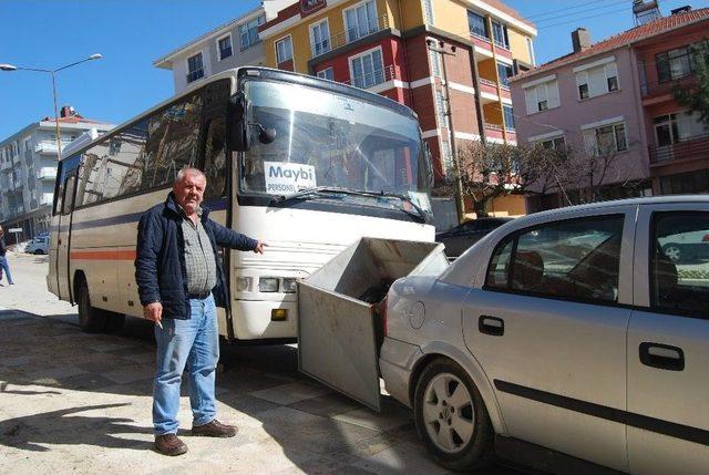 Freni Patlayan Otomobil Park Halindeki Ara&ccedil;lara &Ccedil;arptı 1