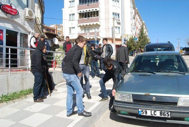Freni Patlayan Otomobil Park Halindeki Ara&ccedil;lara &Ccedil;arptı 3
