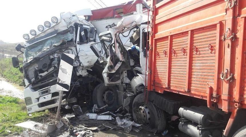 (&ouml;zel) Arnavutk&ouml;y&rsquo;de Tır İle Kamyon &Ccedil;arpıştı