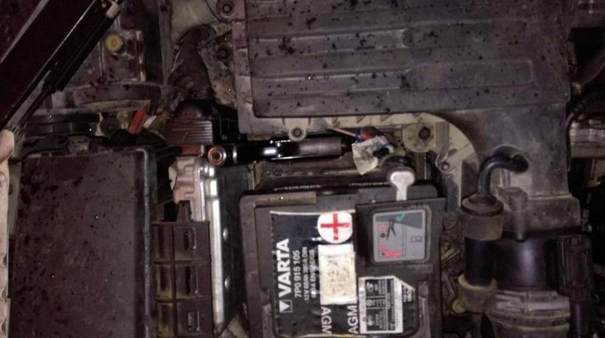 Otomobilin Motorunda Tabanca, Yakıt Kapağında Esrar &Ccedil;ıktı