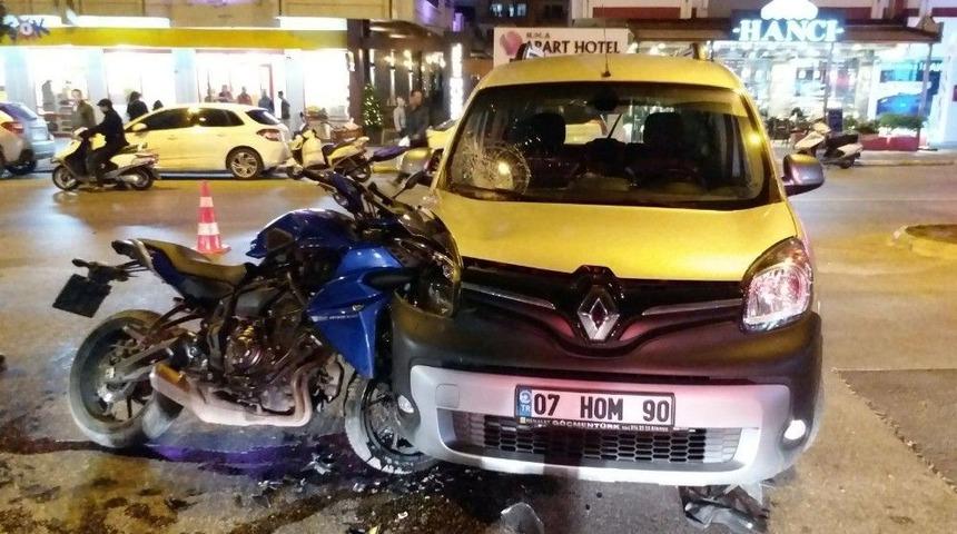 Motosikletle Otomobil &Ccedil;arpıştı: 1 Yaralı
