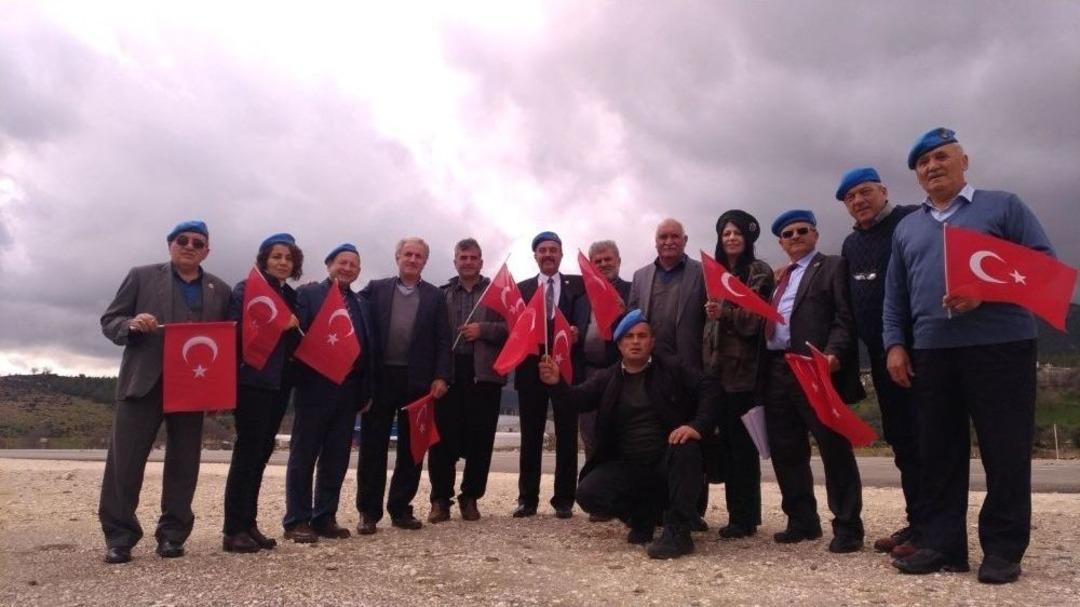 Muhtarlar, Manisalıların Selamlarını Ve Hediyelerini Mehmet&ccedil;iğe Ulaştırdı