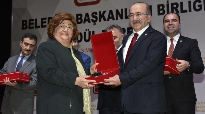 Başkan G&uuml;mr&uuml;k&ccedil;&uuml;oğlu En Sevilen Belediye Başkanı &Ouml;d&uuml;l&uuml;n&uuml; Aldı