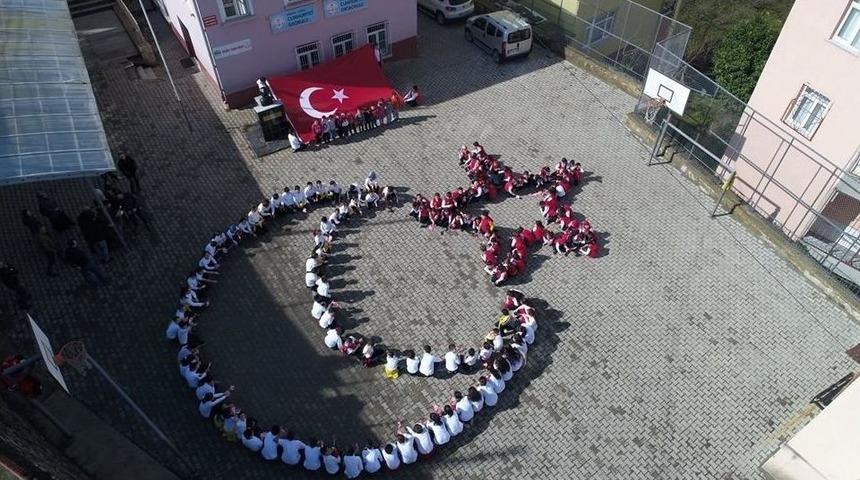 &Ouml;ğrencilerden Mehmetciğe Ay-yıldızlı Destek