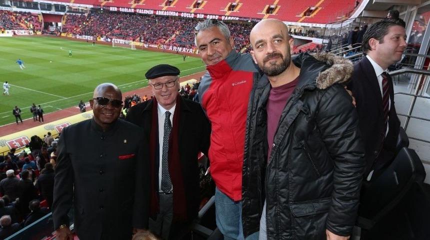 Şehit Aileleri Es-es Ma&ccedil;ını Kazım Kurt&rsquo;la İzledi