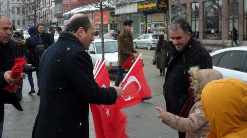 Mhp Erzurum İl Başkanlığı&rsquo;ndan Bayrak Dağıtımı