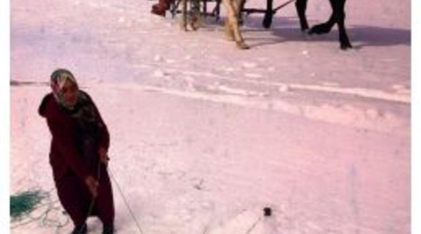 Ekmeğini Buzdan Kazanan Balık&ccedil;ı Kadınlar Belgesel Oldu