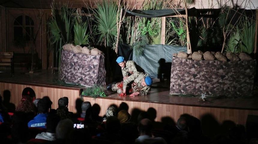 Mehmet&ccedil;iğin Şehadetini Anlatan Tiyatro Oyunu Duygulandırdı