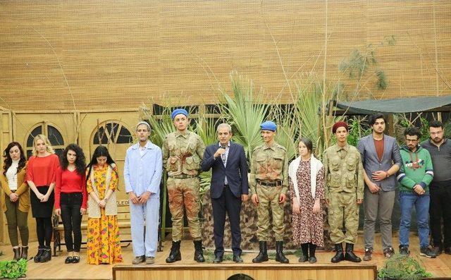 Mehmetçiğin Şehadetini Anlatan Tiyatro Oyunu Duygulandırdı