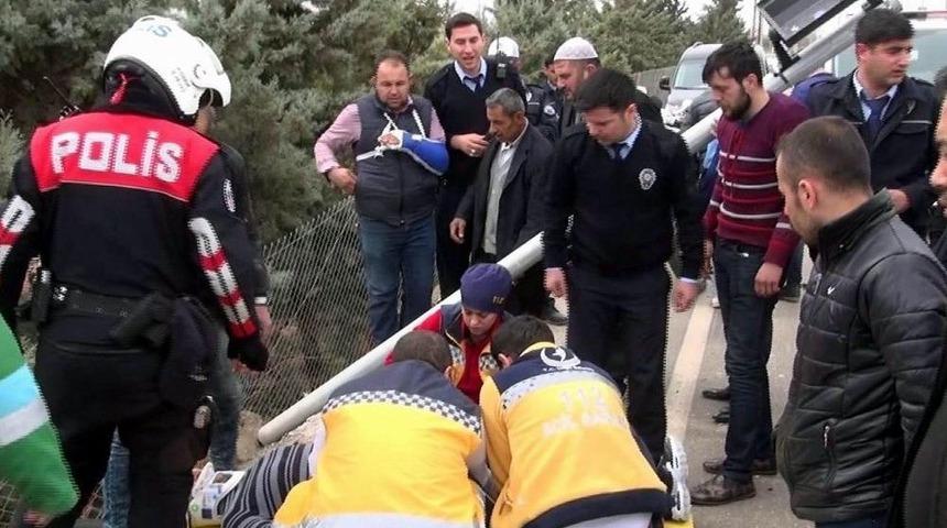 Motosikletiyle Konvoya El Sallarken Elektrik Direğine Çaptı