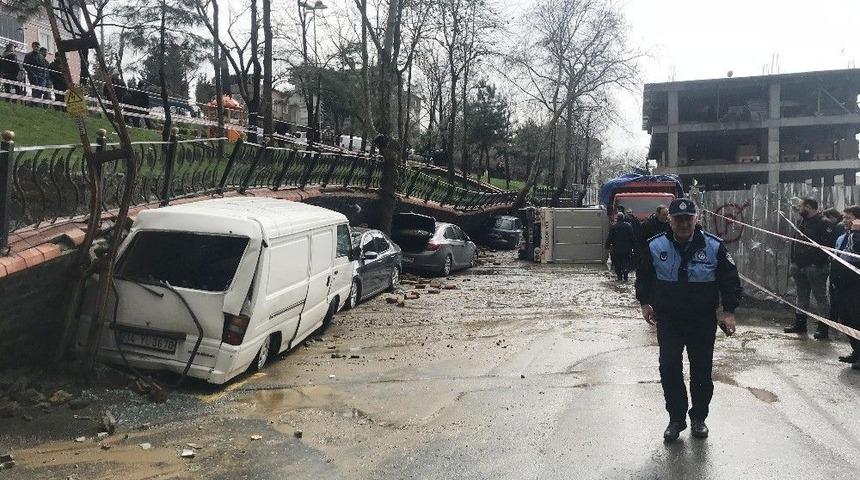 Yağmur Nedeniyle Eyüp’te Parkın Davarı Çöktü
