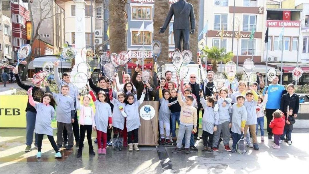 Meydan Tenis Kortu Oldu, &Ccedil;ocuklar Tenise Doydu