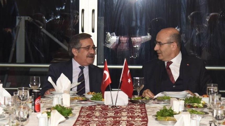 Emekliye Ayrılan Vali Yardımcısı Hanlar İden&rsquo;e Veda Yemeği