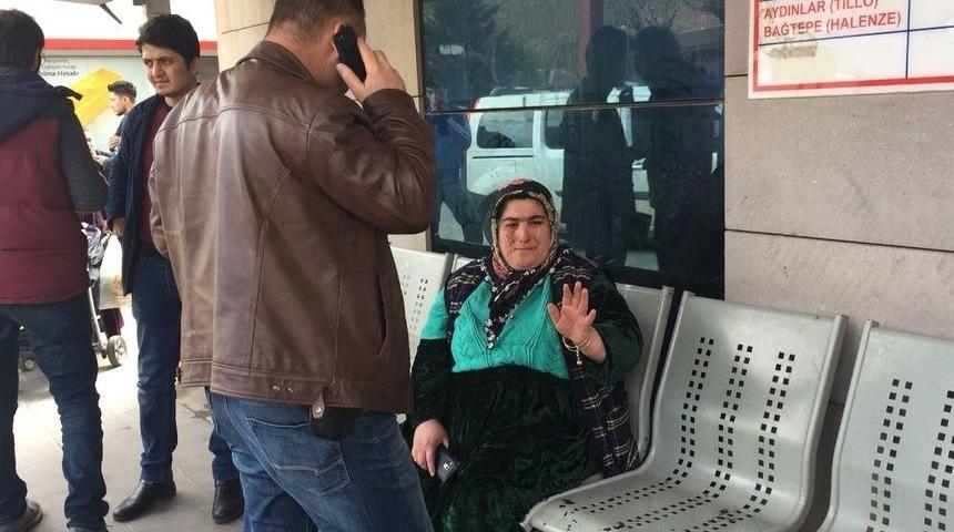 Bankta Oturan Kadının Altınları &Ccedil;alındı