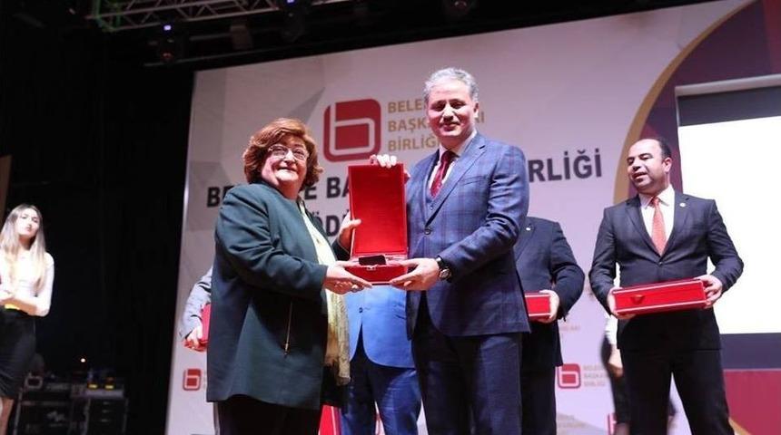 &Ccedil;akır&rsquo;a "doğu&rsquo;nun En Beğenilen B&uuml;y&uuml;kşehir Belediye Başkanı&rdquo; &Ouml;d&uuml;l&uuml;