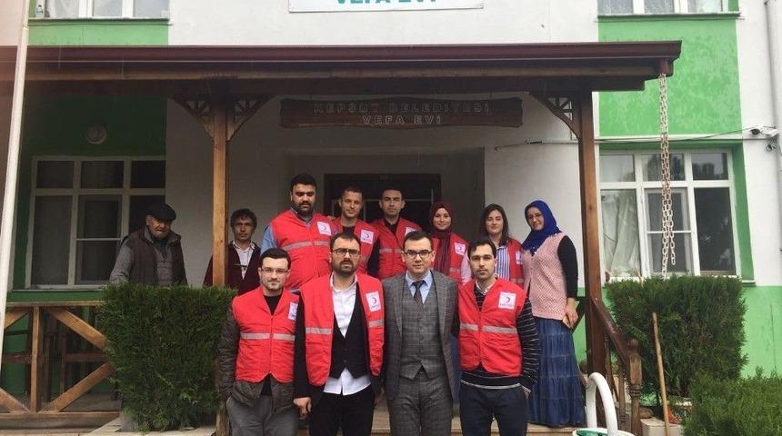 Gen&ccedil; Kızılaycılar, Yaşlıları Ziyaret Etti