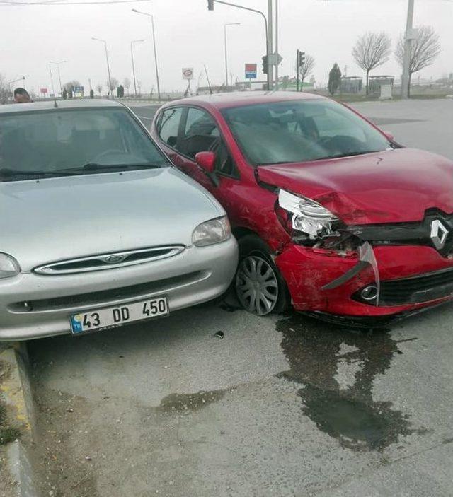 Trafik Işıklarının Yanmaması Kazayı Da Beraberinde Getirdi