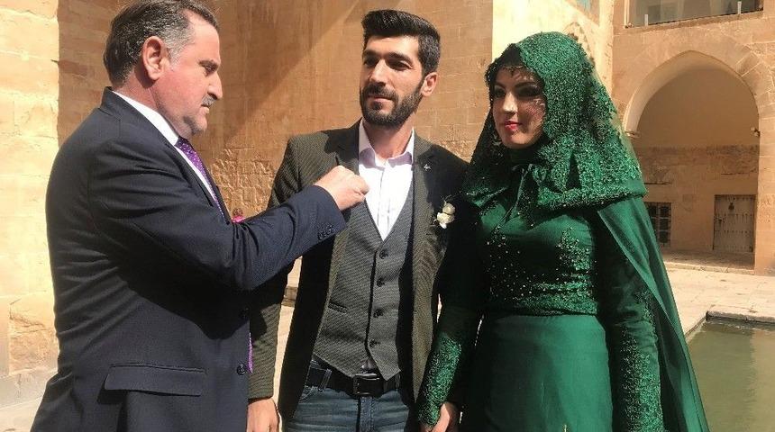 Bakan Bak, Genç Çifte Altın Taktı