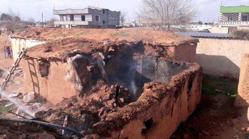 Şanlıurfa&rsquo;da Yangın &Ccedil;ıkan Toprak Ev &Ccedil;&ouml;kt&uuml;