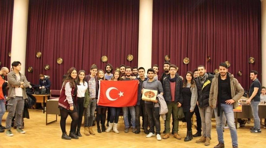 &Uuml;niversite &Ouml;ğrencileri Litvanya&rsquo;da T&uuml;rk Mutfağını Tanıttı