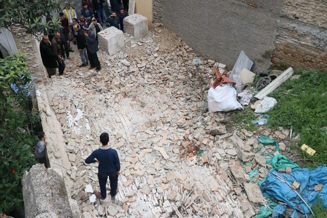 Arsasını Temizlerken İstinat Duvarı &Uuml;zerine &Ccedil;&ouml;kt&uuml;