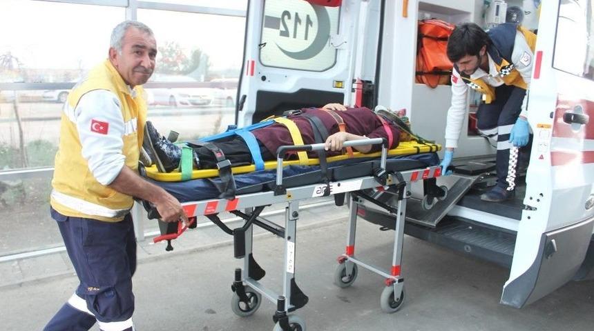 Otomobil Bariyerlere &Ccedil;arptı: 1 Yaralı