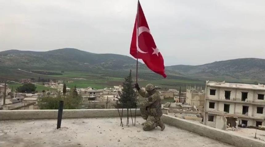 T&uuml;rk Bayrağını Raco&rsquo;ya Mehter Marşı Eşliğinde Diktiler