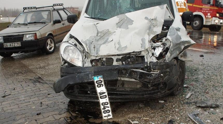 Ankara&rsquo;da Zincirleme Trafik Kazası: 4 Yaralı