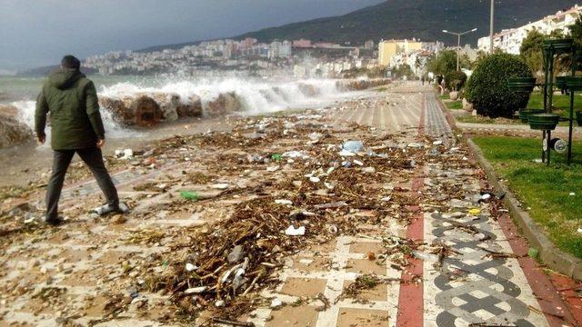 Gemlik’te Sahil Çöple Doldu