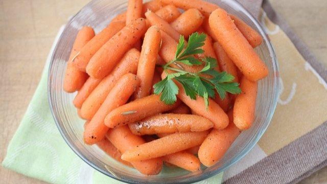 Tatlı Bebek Havuçlar